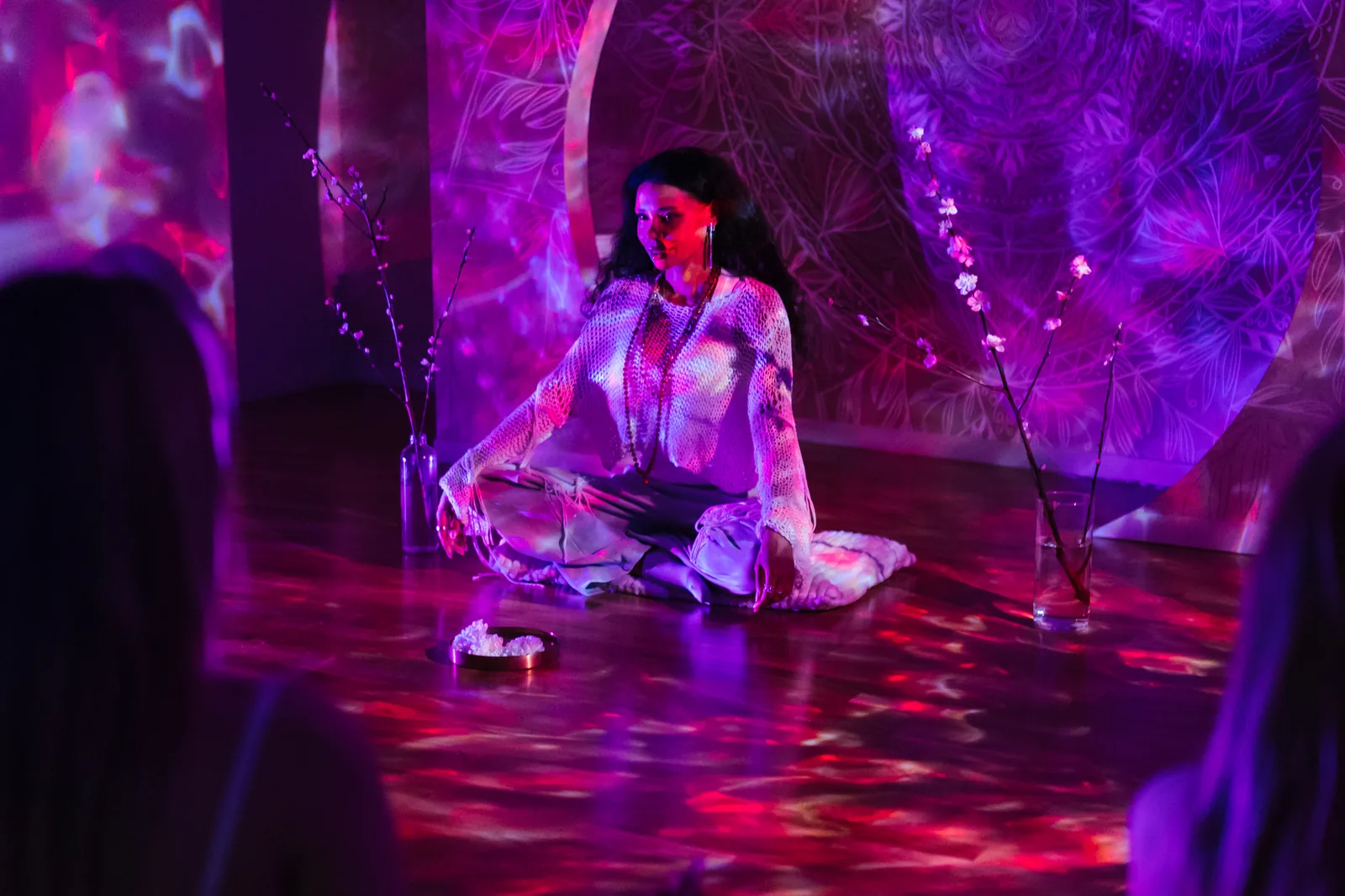 Абстрактное фоновое фото без различимых деталей, используемое как декоративное изображение для страницы о танцевальных практиках