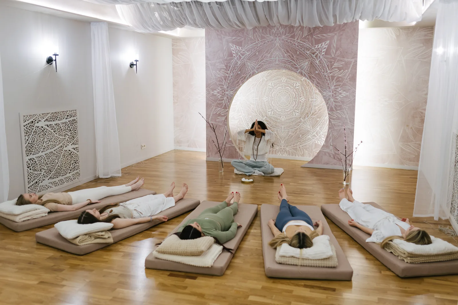 Фото с нечитаемым текстом на фоне, используется как декоративное изображение для страницы о частой работе из дома