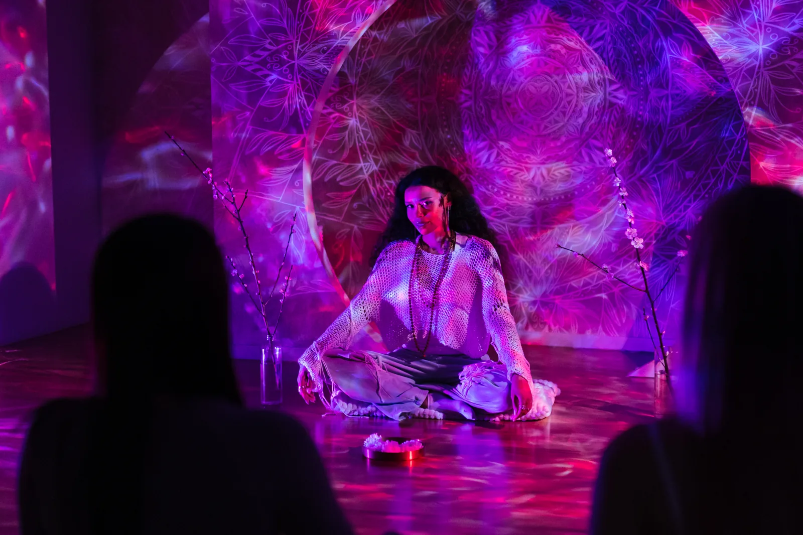 Абстрактное фоновое фото без читаемого содержания, используется как герой‑изображение для страницы о совмещении офиса и удалёнки