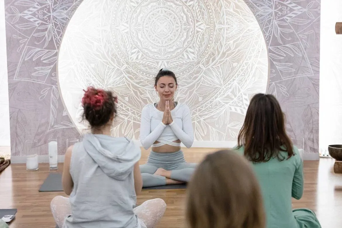 Групповое занятие по йоге в светлой студии в Москве